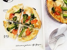 pizza z łososiem, gorgonzolą i brokułami