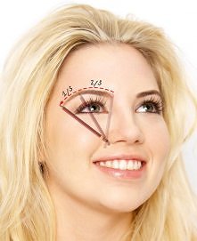 1. Ołówek pomoże

Wyznacz początek brwi, przykładając ołówek pionowo do twarz...