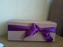 Pudełko na prezent z ozdobnym wieczkiem by a.d.

(PUDEŁKO PO BUTACH, KLEJ, WSTĄŻKA ATŁASOWA)