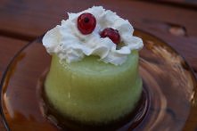 słuchajcie, może to nie jest dietetyczne, ale na pewno galaretki sa bardziej dietetyczne od czekolady, batonów itp ;)

składniki :
- 1 opakowanie galaretki
- łyżka serka wanilio...