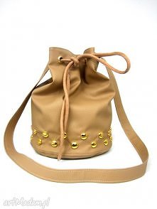 Sakiewka beżowa z ćwiekami