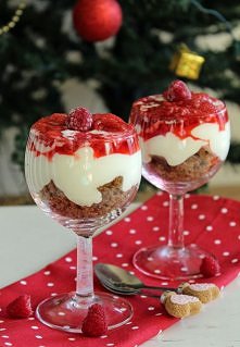 Piernikowy deser z ciepłym sosem owocowym