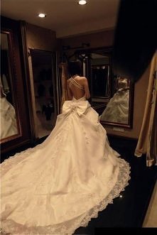 Niesamowita suknia ślubna ...