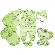 Przecudna zielona wyprawka z wesołą myszką-świetna zarówno dla chłopca, jak i dla dziewczynki. Zrobiona z miękkiej bawełny, przyjemnej dla dziecka. Śliczna!