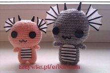 Dwa małe smoczki, które powstały z tego oto wzoru:
allaboutami. tumblr .com/post/16498866712/dragonpattern