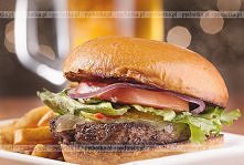 Hamburger wieprzowy z ostrym sosem Remoulade
