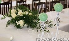 Weselny stół ozdobiony świecami z Folwark Candela