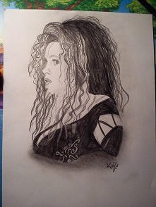 Bellatrix Lestrange mojego wykonania :) tylko ołówki. czas około godziny :) 
Na normalnym rysunku widać więcej cieni (zdjęcie robiłam telefonem)