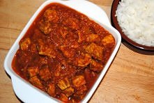 PORK VINDALOO - WIEPRZOWINA PO HINDUSKU

Składniki (na 4 porcje):
- ½ kg szynki wieprzowej,
- 3 ząbki czosnku,
- 3 cm kawałek startego imbiru,
- 2 cebule,
- 1 puszka pomidorów,
...