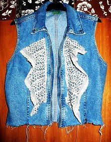 jeansowa kamizelka z ręcznie zrobionym żabotem, zamek - imitacja, szarpany dół. EXTRA do stylizacji :D