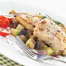 Pieczony dorsz z cukinią i papryką