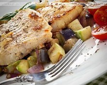 Tilapia lub panga grillowana z warzywami i owocami
