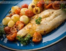 Okoń schowany w pomidorach