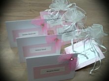 winietki i prezenciki ślubne (w woreczkach różowe truskawkowe cukierki)