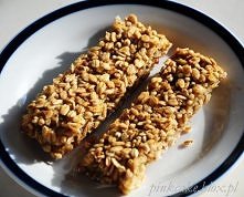 Jak zrobić batony zbożowe ?
Potrzebne: 2 szklanki płatków owsianych, 3 / 4 filiżanki zarodków pszennych, 3 / 4 filiżanki ziaren słonecznika, 1 filiżanka rozgniecionych orzeszków...