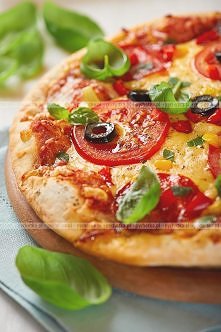 Pizza z pomidorami oliwkami i parmezanem