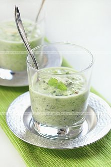 Napój z serwatki i świeżych ogórków pachnący koperkiem