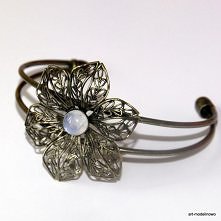 Kamienie charakteryzują się specyficznym zjawiskiem świetlnym zwanym adularyzacją, występującym na wygładzonej, okrągławej powierzchni kamienia w postaci niebiesko połyskującego...