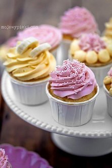 Moje Wypieki | Babeczki z kremem bananowym i truskawkowym

Składniki na 12 babeczek:

160 g masła
120 g drobnego cukru do wypieków
165 g mąki pszennej
1,5 łyżeczki proszku do pi...