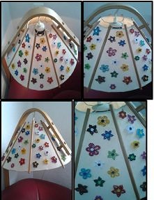 Zwykła stara lampka przyozdobiona kwiatuszkami wykonanymi techniką quilling'u :) na żywo prezentuje się lepiej ;) zwłaszcza nocą!