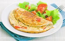 Omlet z pomidorami i bazylią