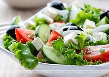 Sałatka z ogórka pomidorów i czarnych oliwek