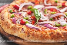 Pizza wegetariańska z cukinią papryką i cebulą