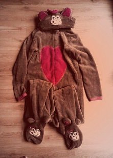 Kombinezon/piżamka, przyjemna w dotyku i bardzo cieplutka. Akurat na zbliżającą się jesień i zimę. Na kogoś kto ma mniej niż  152 wzrostu. Do sprzedania! Informacje na priv. MUS...