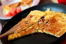 OMLET Z KURKAMI I SZYNKĄ NA MAŚLE