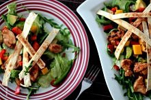 KOLOROWA SAŁATKA Z KURCZAKIEM FAJITAS