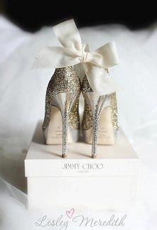 Buty Jimmy Choo jako odważny i elegancki dodatek do sukni ślubnej
