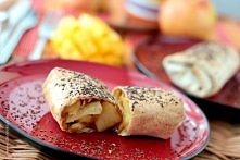 JABŁKO I MANGO W TORTILLI Z CZEKOLADOWĄ POSYPKĄ