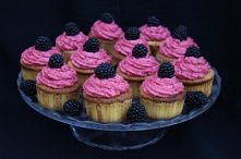 Babeczki blondies z kremem jeżynowym