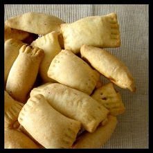 Paszteciki
3 szklanki mąki 
1 margaryna 
1 opakowanie (250g) kwaśnej śmietany

farsz dowolny (kapusta z grzybami, kapusta z mięsem lub inny wytrawny) - ciasto jest idealnie neut...