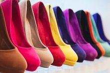 Jeśli buty farbują ci rajstopy przetrzyj je szmatką nasączoną octem lub spryskaj lakierem do włosów. Buty możesz włożyć dopiero gdy całkowicie wyschną.