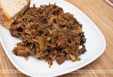 Bigos z kiełbasą i rodzynkami