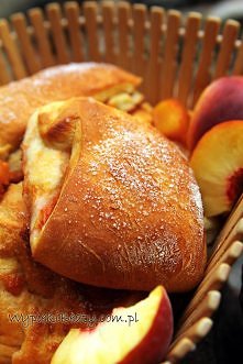 Drożdżowe bułeczki z brzoskwiniami - przepis po kliknięciu na zdjęcie