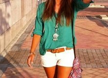 Morska koszula, białe szorty i super dodatki