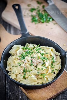 Składniki (2 porcje)

    150 g suchego makaronu pappardelle
    150 g kurek
    150 g śmietanki kremowej
    100 g serka mascarpone
    1 mała szalotka
    1 łyżka masła klarow...