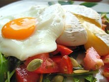 Sałatka ze smażonym serem camembert i jajkiem sadzonym z bloga "Qulinarny blog "
