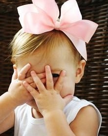 dziewczynka z różową kokardką