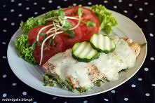 Łosoś z mozzarellą pieczony na cukinii