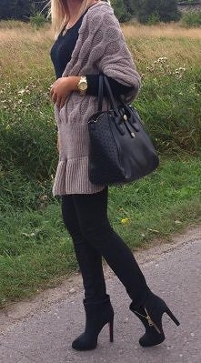 czerń z dodatkiem szarym kolorem.