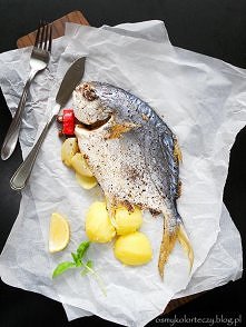 Pieczony ostrobok z kaparami.