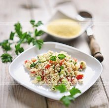 Sałatka z kuskusem, ogórkiem i pomidorem