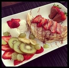 deserek ze świeżymi owocami