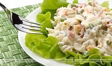 Sałatka z makaronu z zielonym groszkiem