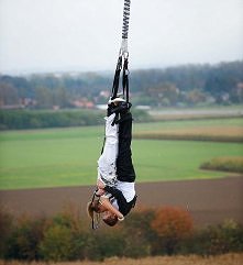 TOP10: Niesamowite śluby -  Ślub na platformie do skakania na bungee

Młoda para z Belgii – Jeroen i Sandra Kippers, wzięli ślub na platformie do skakania na bungee. Wniesiono i...