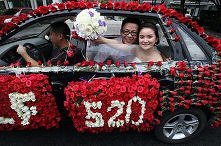 TOP10: Niesamowite śluby - 99999 róż na ślubie

Pewien Chińczyk – Xiao Wang – zaskoczył swoją wybrankę kolekcją 99999 róż, które zdobiły ceremonię ślubu w Chongqing. Jako, że wy...