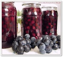 Kompot z ciemnych winogron:
Składniki:

    dowolna ilość winogron
    cukier
    woda przegotowana przestudzona

 

Wykonanie:

Kiście winogron płuczemy. Obrywamy owoce i ponow...